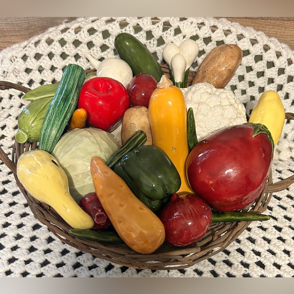 Vintage Italian hand painted 28 piece ceramic fruits and vegetables